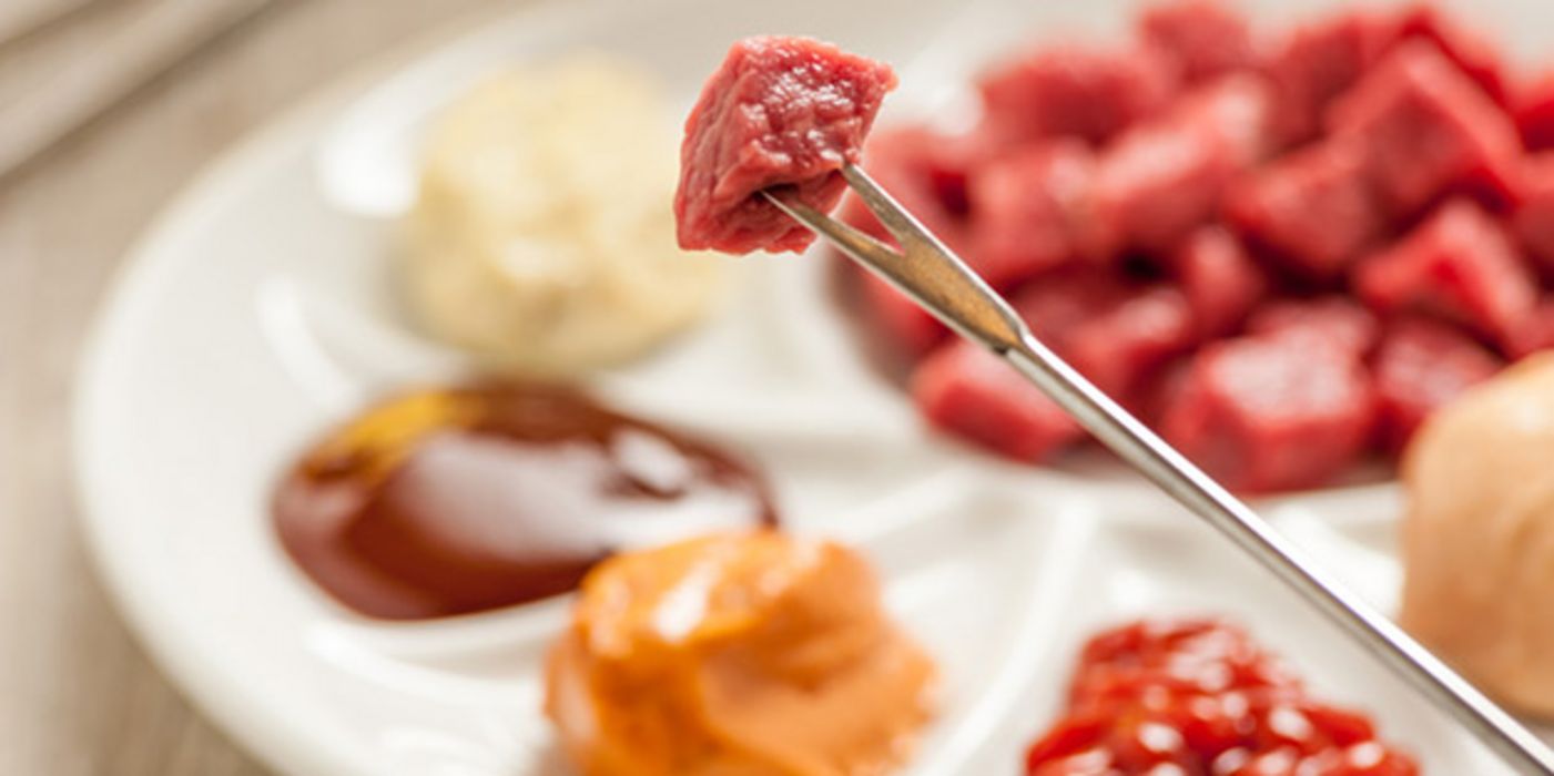 Fondue schmeckt lecker, birgt aber Gesundheitsrisiken wie Krankheitserreger, die im rohen Fleisch vorhanden sein können.