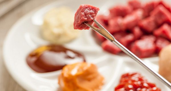 Fondue schmeckt lecker, birgt aber Gesundheitsrisiken wie Krankheitserreger, die im rohen Fleisch vorhanden sein können.