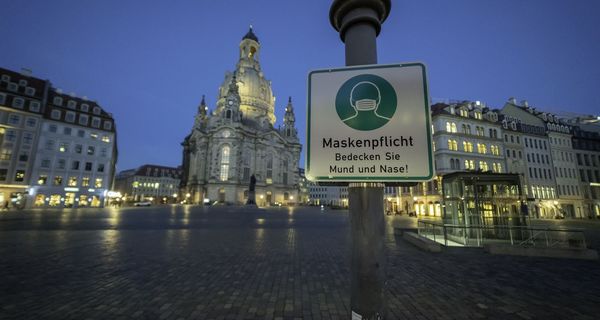 Straßenschild mit dem Hinweis "Maskenpflicht". 