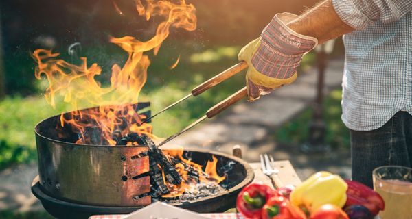 Flammen schlagen aus einem Grill.