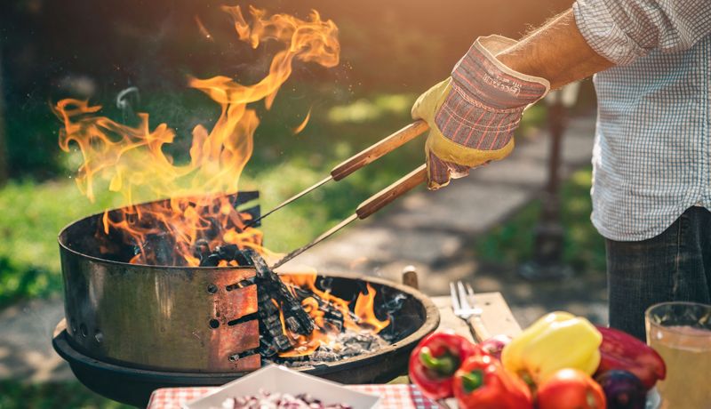 Flammen schlagen aus einem Grill.