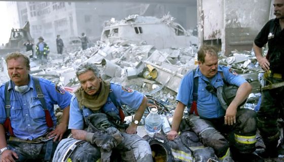Feuerwehrleute bei Aufräumarbeiten am WTC