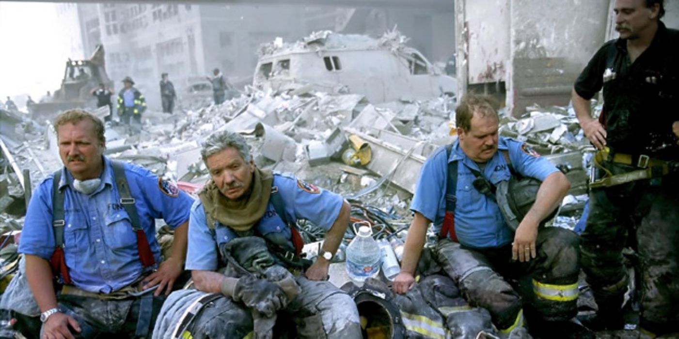 Feuerwehrleute bei Aufräumarbeiten am WTC