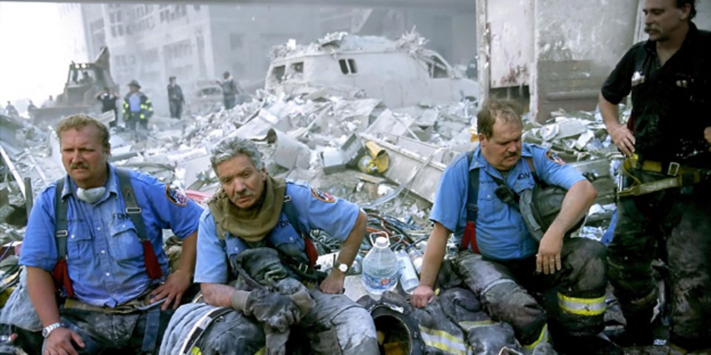 Feuerwehrleute bei Aufräumarbeiten am WTC