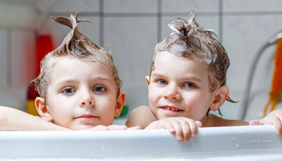 Das Planschen in der Wanne ist für die Kleinen ein Spaß, aber verkraftet es die Haut bei Neurodermitis?