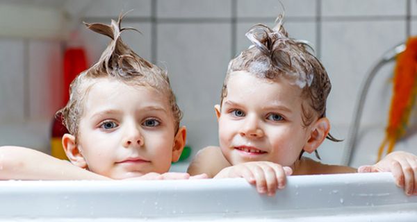 Das Planschen in der Wanne ist für die Kleinen ein Spaß, aber verkraftet es die Haut bei Neurodermitis?