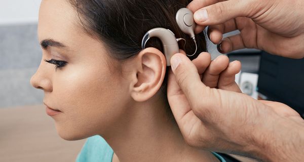 Frau mit einem Cochlea-Implantat.