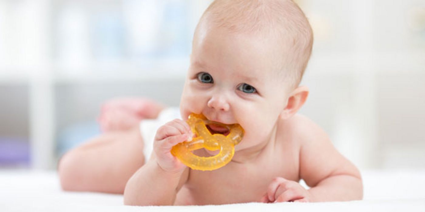 Ein Beißring hilft Babys beim Zahnen.