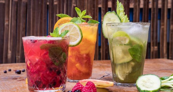 Drei verschiedene alkoholfreie Cocktails.