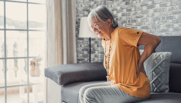Plötzliche Rückenschmerzen? Ursachen, Symptome und Tipps bei Kreuzschmerzen