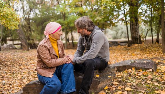 Paar im Herbst draußen in der Natur, Frau mit Kopftuch