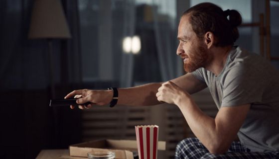 Wenn der Spätfilm im Fernsehen zu sehr fesselt, kann das die Schlafqualität deutlich durcheinanderbringen.