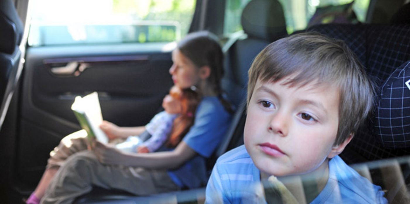Kinder während einer Autofahrt