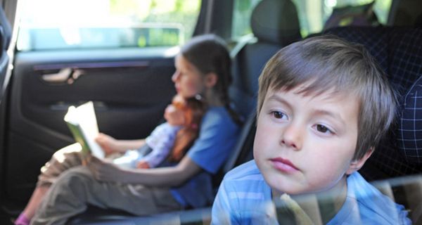Kinder während einer Autofahrt