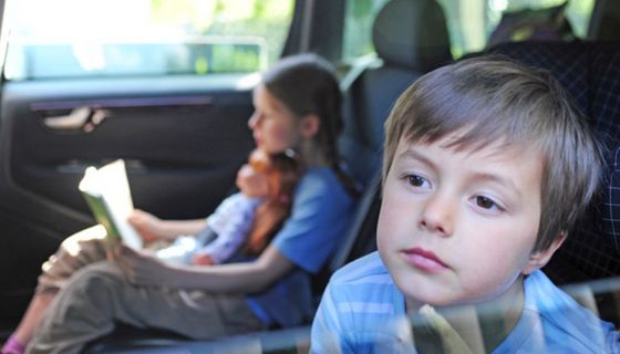 Kinder während einer Autofahrt