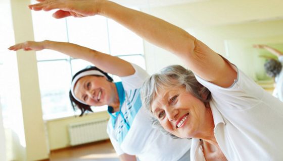2 Seniorinnen bei der Gymnastik