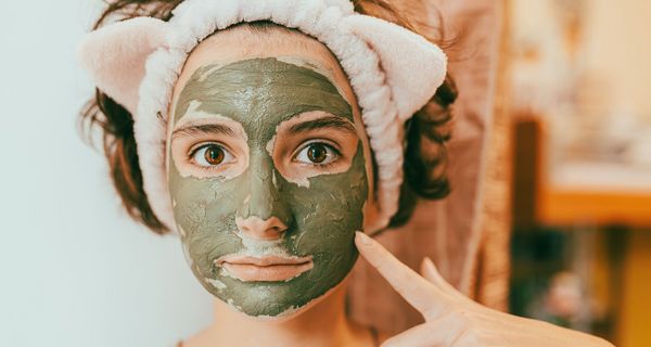 Frau mit einer Maske im Gesicht.