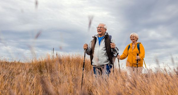 Älteres Paar beim Wandern in der Natur.