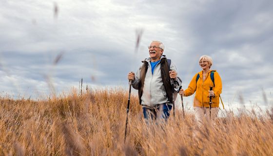 Älteres Paar beim Wandern in der Natur.