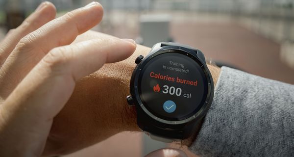 Smartwatch am Handgelenk zeigt Wert für verbrannte Kalorien.