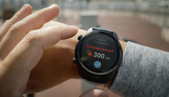 Smartwatch am Handgelenk zeigt Wert für verbrannte Kalorien.
