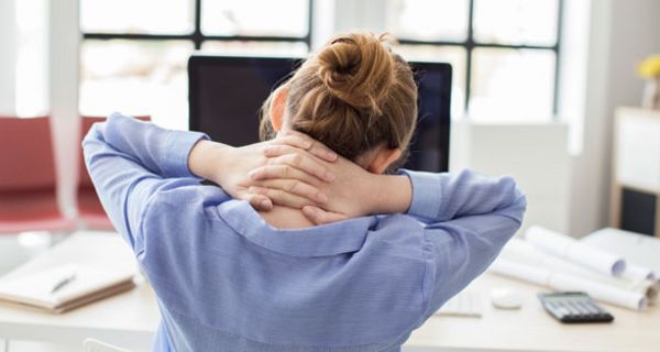 Wer viel im Sitzen und am Bildschirm arbeitet, klagt oft über Nackenschmerzen.