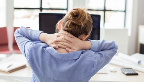 Wer viel im Sitzen und am Bildschirm arbeitet, klagt oft über Nackenschmerzen.