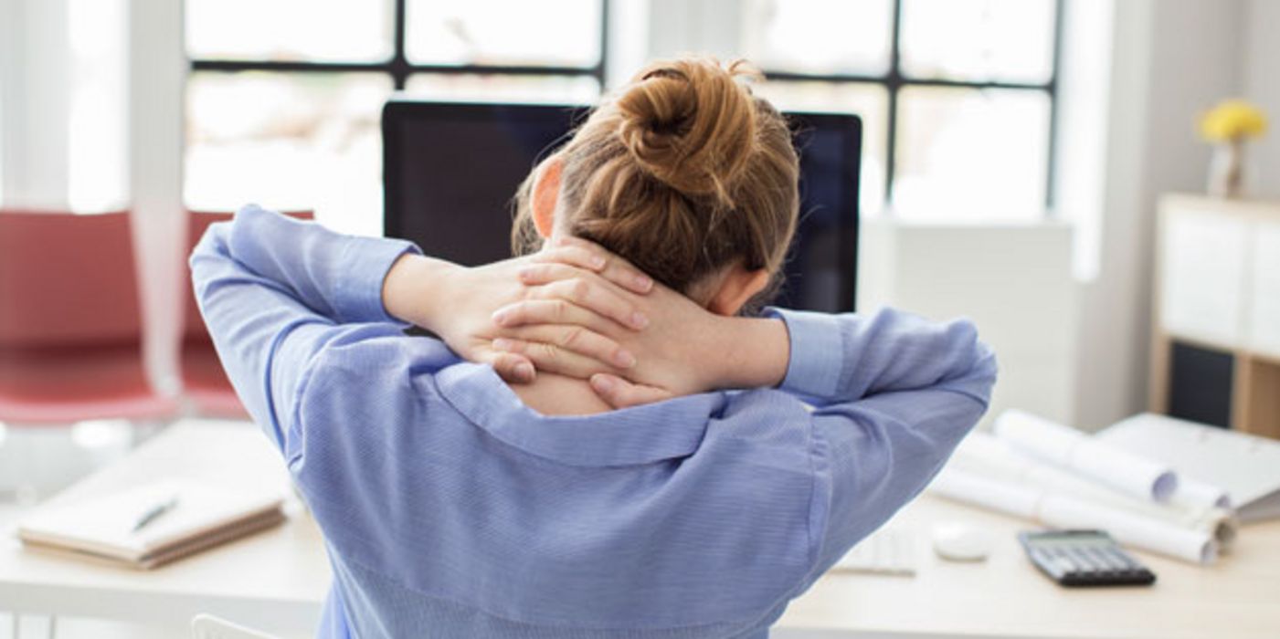 Wer viel im Sitzen und am Bildschirm arbeitet, klagt oft über Nackenschmerzen.