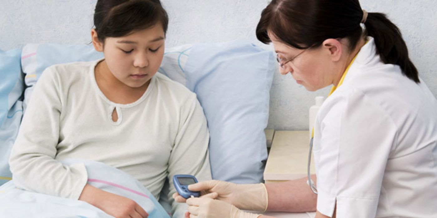 Krankenhausszene: Junge Patientin (asiatisch aussehend) bekommt von älterer Schwester oder Ärztin Blutzucker gemessen