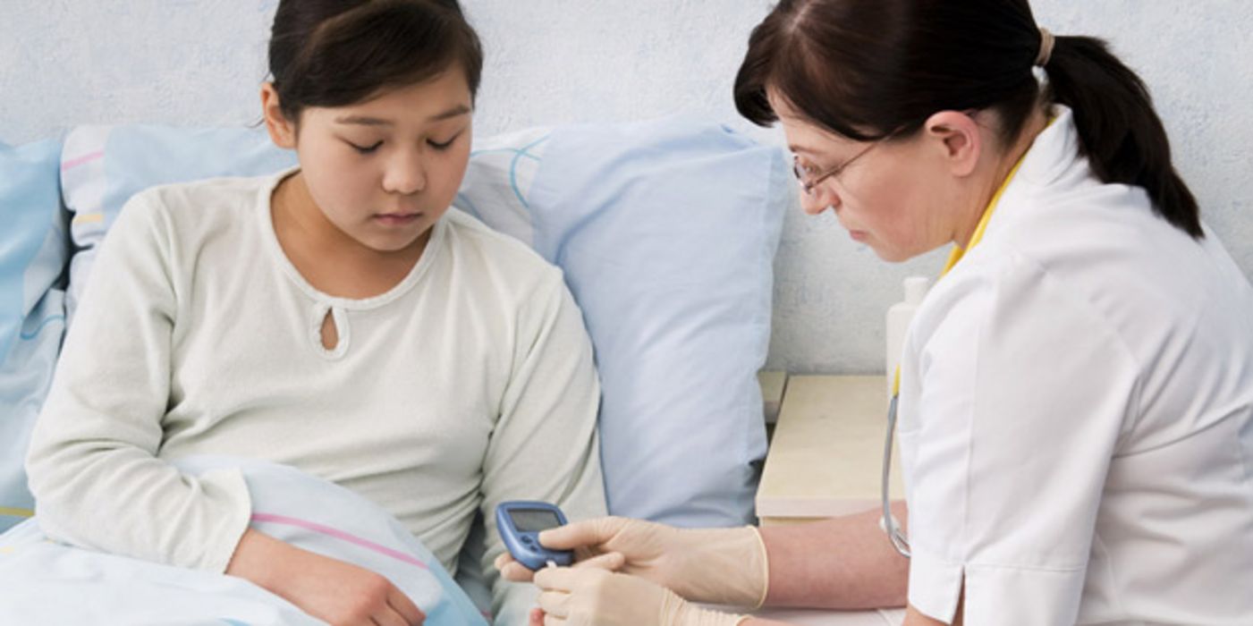 Krankenhausszene: Junge Patientin (asiatisch aussehend) bekommt von älterer Schwester oder Ärztin Blutzucker gemessen