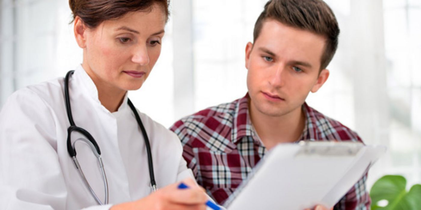 Die neuen ärztlichen Behandlungsleitlinien beschreiben, bei welchen Patienten der Magenkeim behandelt werden sollte.