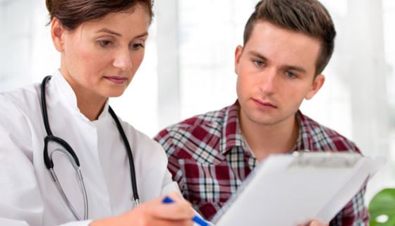 Die neuen ärztlichen Behandlungsleitlinien beschreiben, bei welchen Patienten der Magenkeim behandelt werden sollte.