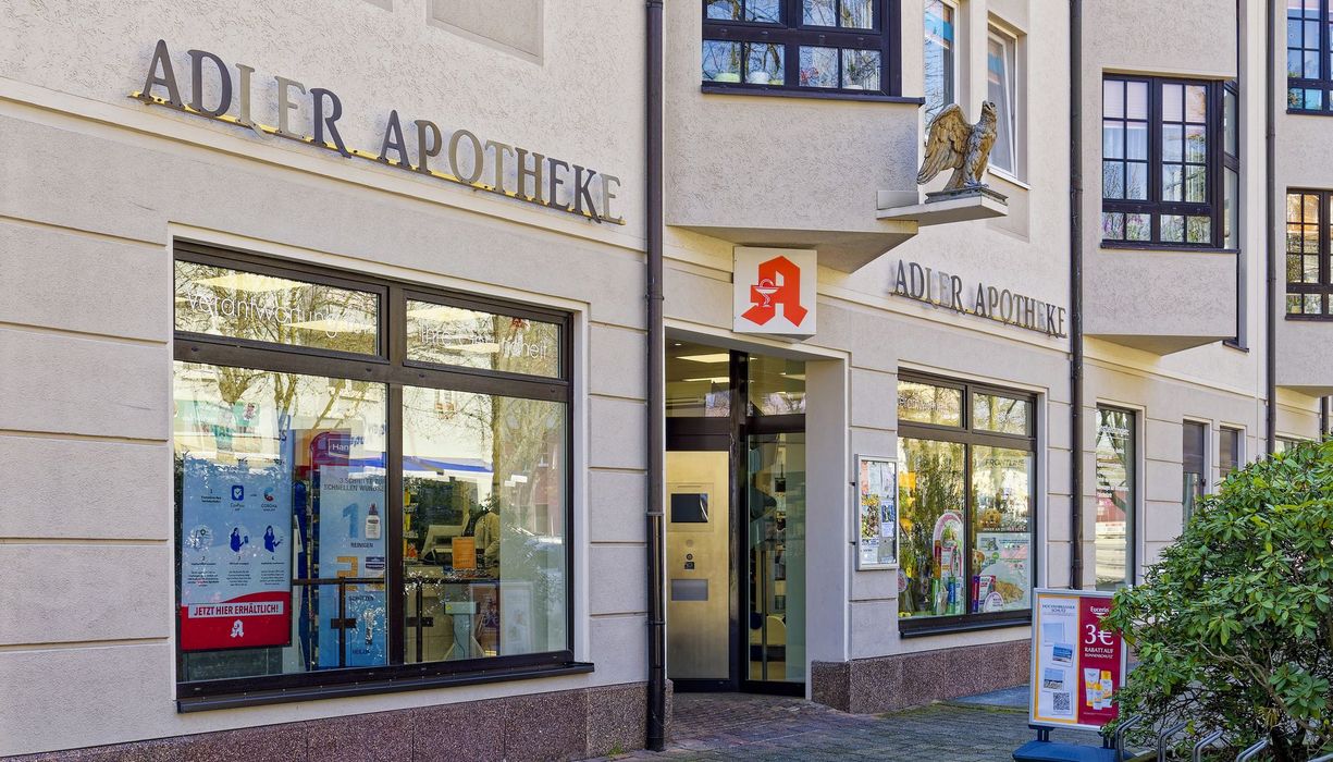 Adler-Apotheke von außen