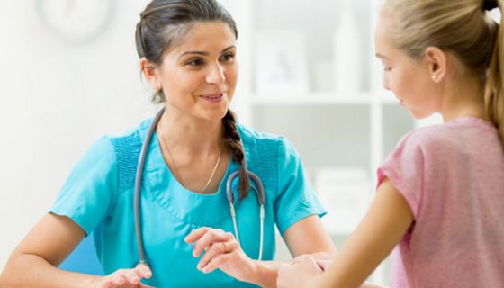 Junges Teenagermädchen, ca 14, langer blonder Pferdeschwanz, im Gespräch mit jüngerer Ärztin