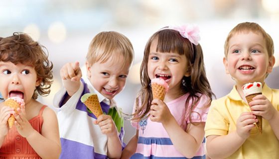 Lecker, so ein Eis! Und laut einer Forschungsarbeit gar nicht unbedingt schlecht für die Figur.