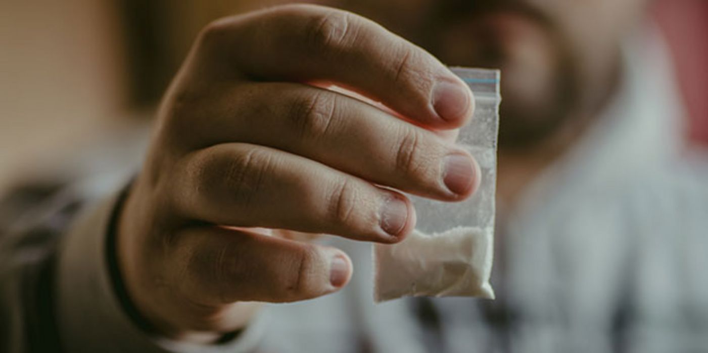 Viele Menschen haben Spuren von Drogen an den Händen.