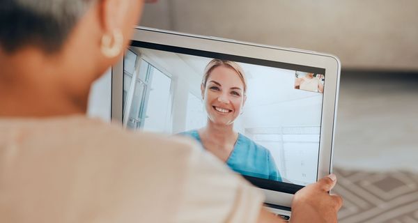 Ältere Frau, macht eine Videosprechstunde.