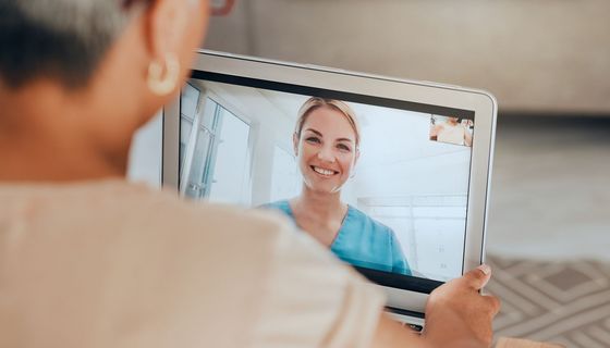 Ältere Frau, macht eine Videosprechstunde.