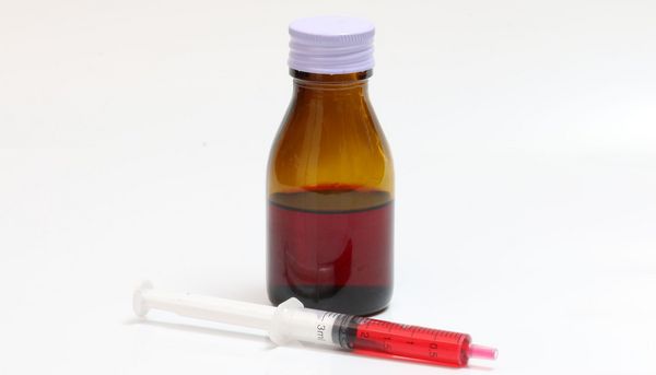 Flüssige Arzneimittel trotz Sehbehinderung richtig dosieren