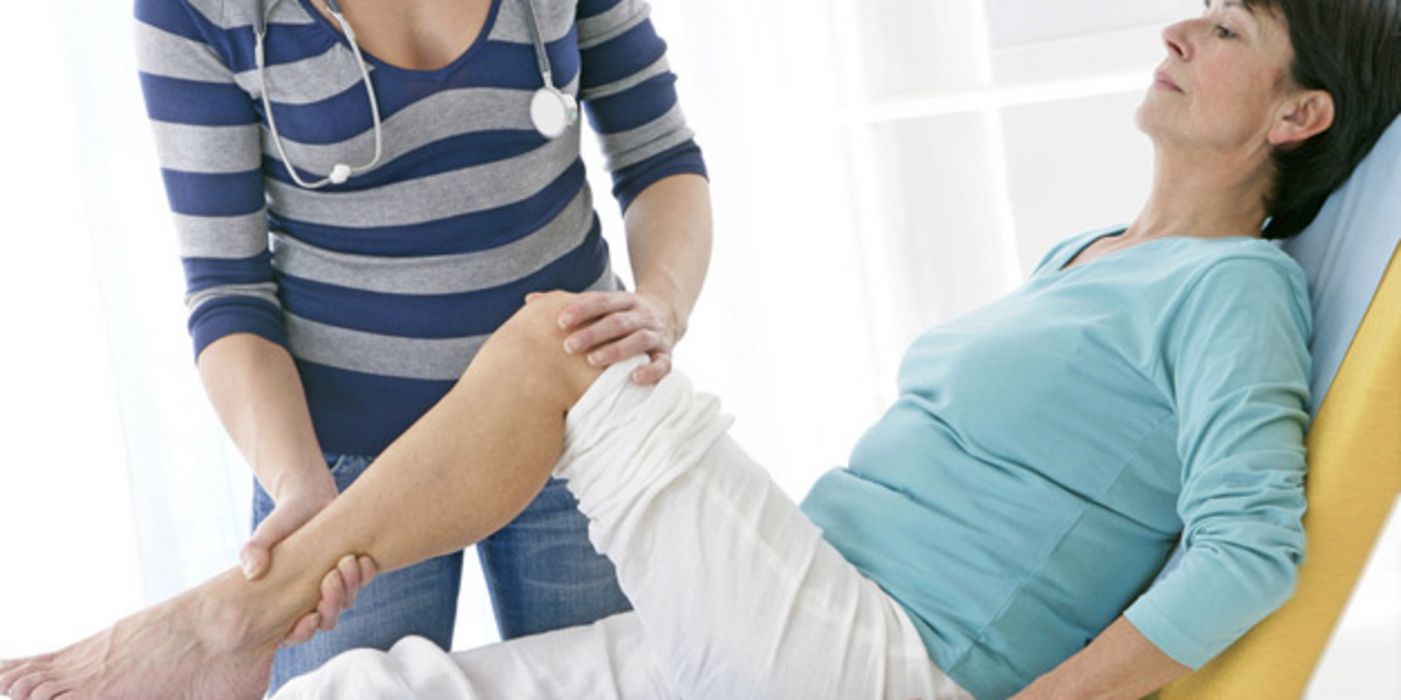 Bei Rheumatoider Arthritis verursacht eine dauerhafte Gelenkentzündung starke Schmerzen.