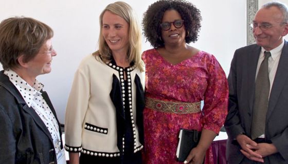 von rechts: Dr. Kurt Anschütz, Dianne Reeves (Jazzsängerin und Botschafterin des diesjährigen Tinnituskongresses), Professor Dr. med. Birgit Mazurek und Jutta Petersen-Lehmann