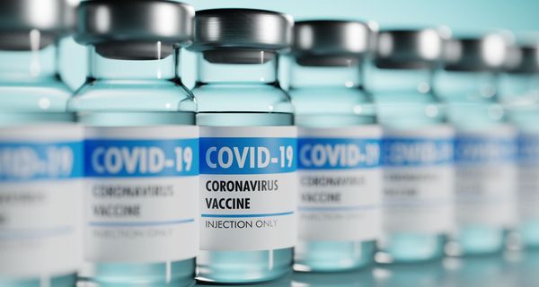 Reihe von Fläschchen mit Covid-19-Impfstoff.