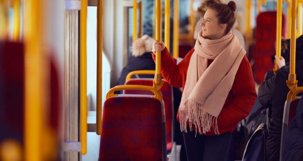 Wer regelmäßig Bus und Bahn fährt, bleibt schlank.