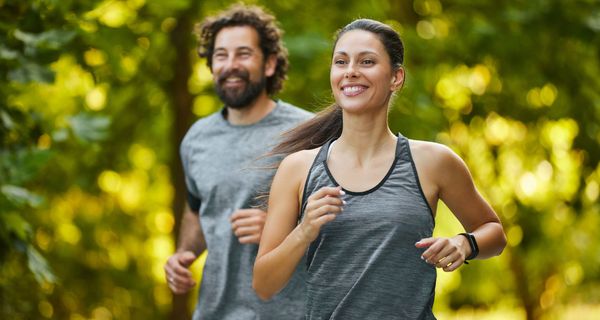 Ein Mann und eine Frau joggen.