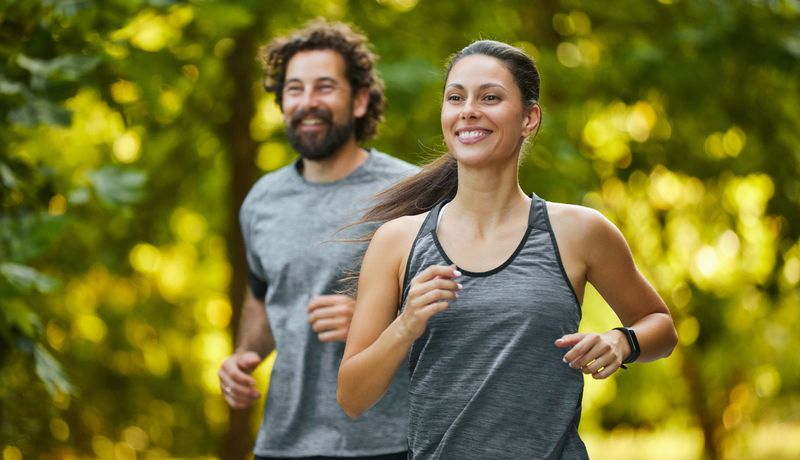 Ein Mann und eine Frau joggen.
