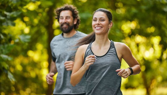 Ein Mann und eine Frau joggen.