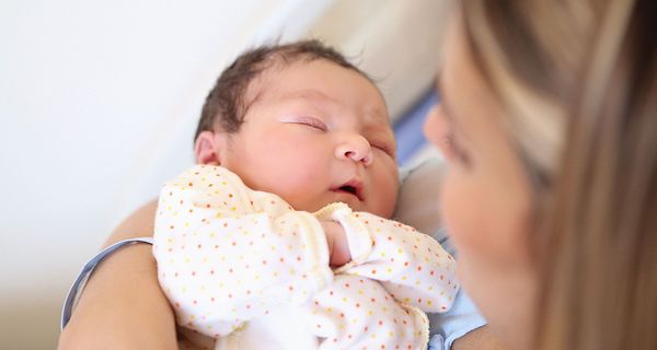 Eine Studie hat mögliche Komplikationen verschiedener Geburtsformen verglichen.
