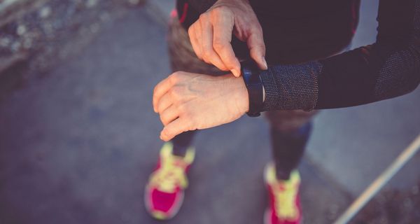 Frau mit Joggingkleidung und Fitness-Armband.