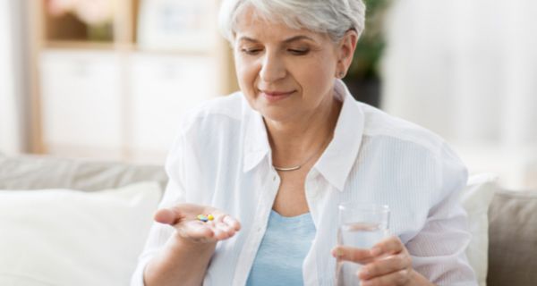 Eine noch engere Zusammenarbeit zwischen Ärzten, Pflegekräften und Apothekern kann die Arzneimitteltherapie älterer Menschen verbessern.