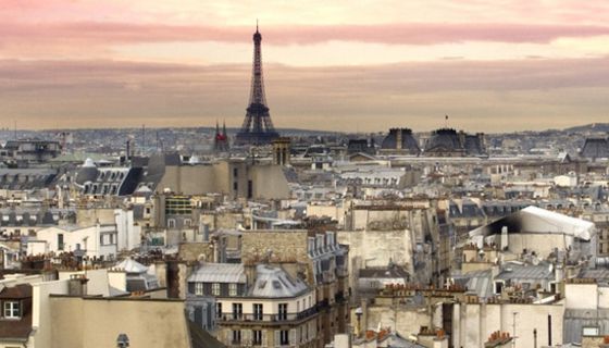 Überblick über die Dächer von Paris mit Eiffelturm.